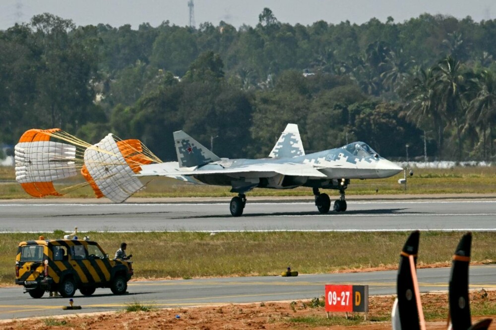 Rusia și-a prezentat avionul de luptă invizibil pe radar. Imagini surprinse cu temuta aeronavă Suhoi 57 | GALERIE FOTO - Imaginea 3