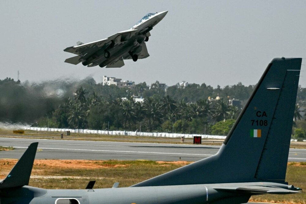 Rusia și-a prezentat avionul de luptă invizibil pe radar. Imagini surprinse cu temuta aeronavă Suhoi 57 | GALERIE FOTO - Imaginea 4