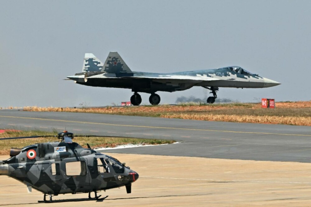 Rusia și-a prezentat avionul de luptă invizibil pe radar. Imagini surprinse cu temuta aeronavă Suhoi 57 | GALERIE FOTO - Imaginea 7