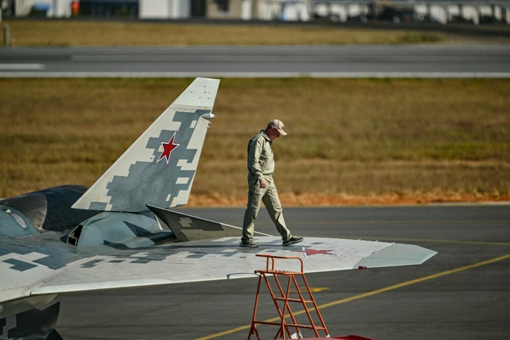 Rusia și-a prezentat avionul de luptă invizibil pe radar. Imagini surprinse cu temuta aeronavă Suhoi 57 | GALERIE FOTO - Imaginea 8