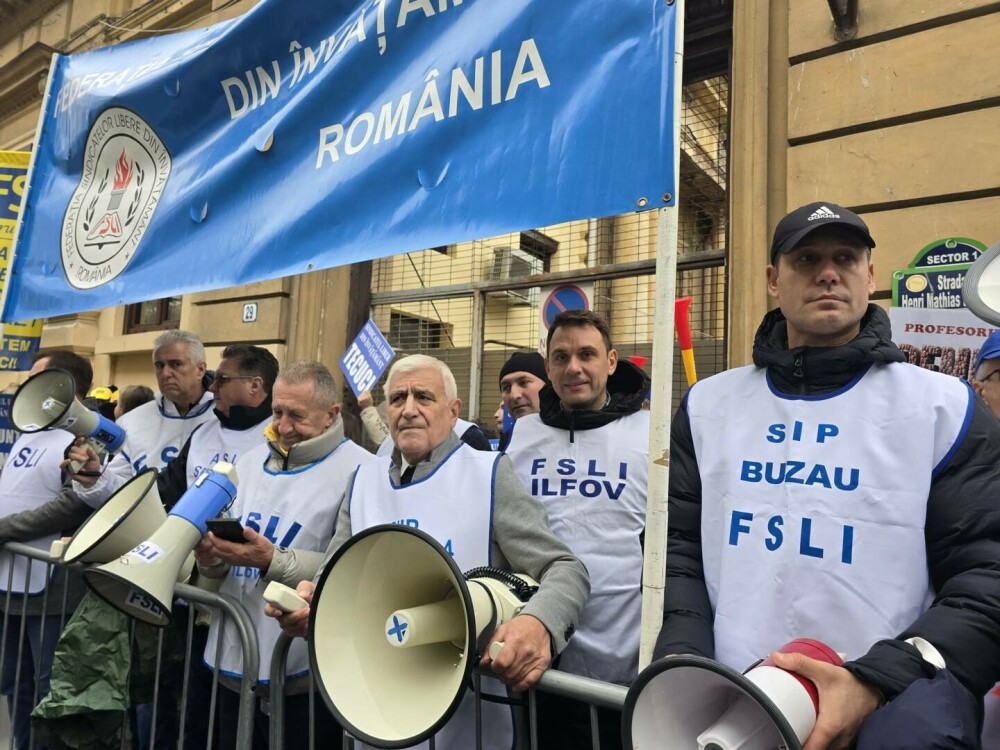 Sindicaliștii din învățământ, protest față de tăierile de personal: „Profesorii nu sunt vinovații crizei din țară”. VIDEO - Imaginea 2