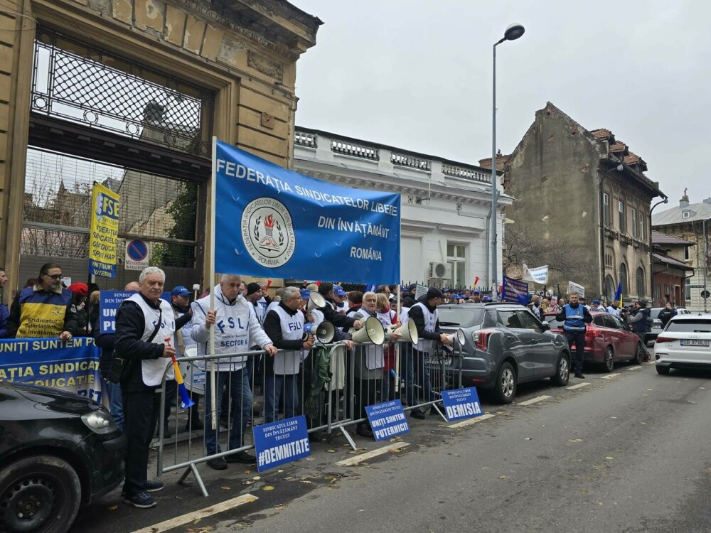 Sindicaliștii din învățământ, protest față de tăierile de personal: „Profesorii nu sunt vinovații crizei din țară”. VIDEO - Imaginea 4