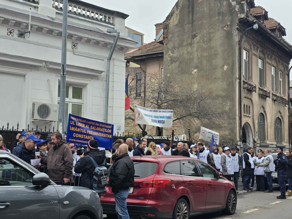 Sindicaliștii din învățământ, protest față de tăierile de personal: „Profesorii nu sunt vinovații crizei din țară”. VIDEO - Imaginea 5