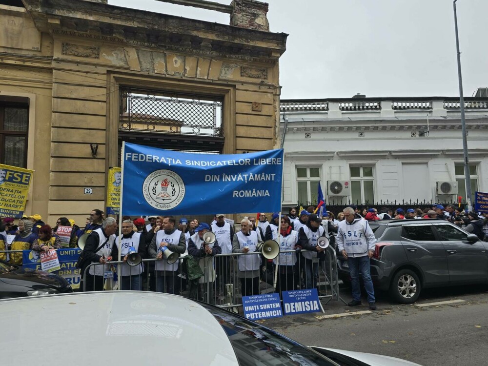 Sindicaliștii din învățământ, protest față de tăierile de personal: „Profesorii nu sunt vinovații crizei din țară”. VIDEO - Imaginea 6