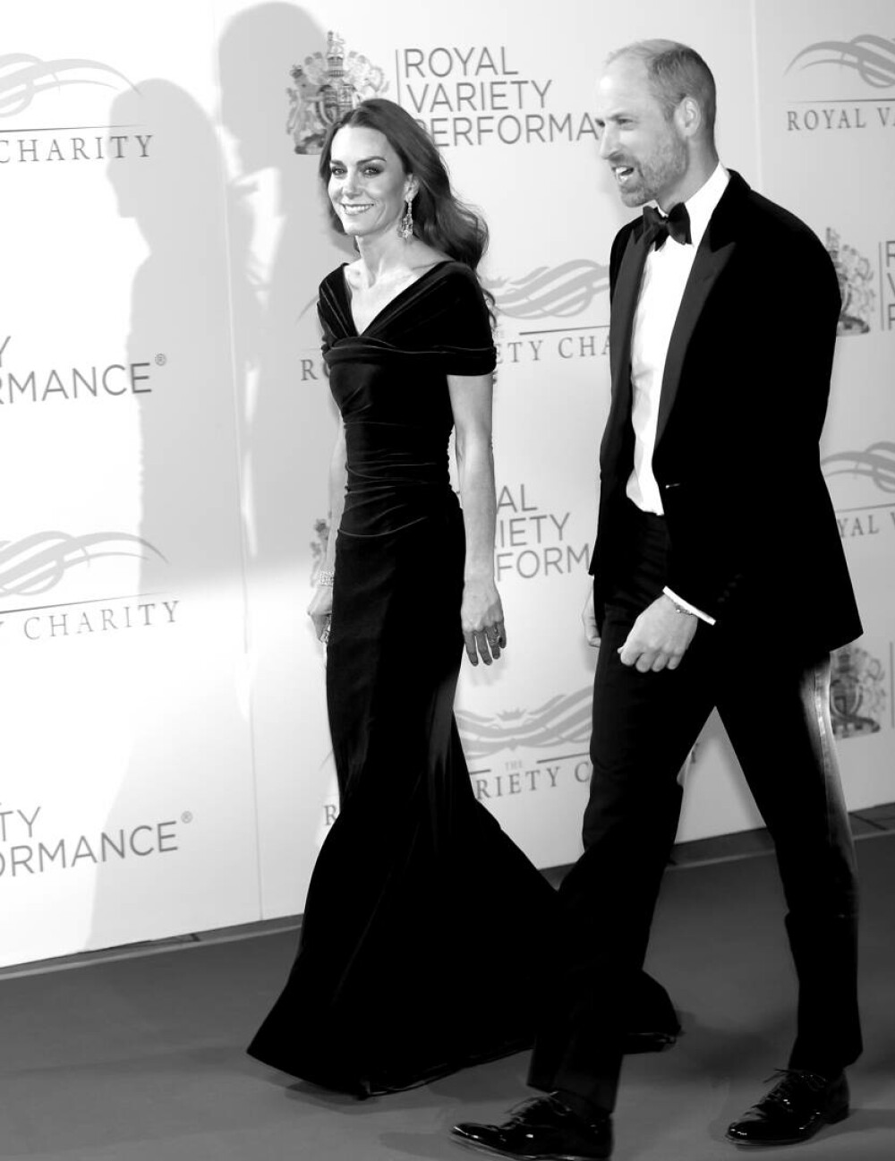 Prinţul William şi Prinţesa de Wales, apariţie elegantă la Royal Variety Performance, alături de Paddington Bear. FOTO - Imaginea 9
