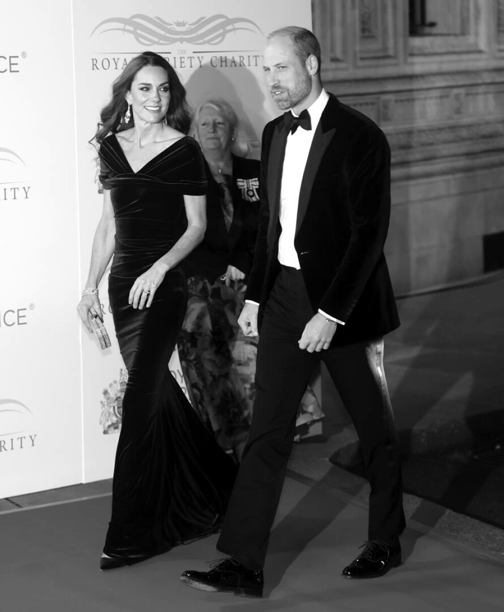 Prinţul William şi Prinţesa de Wales, apariţie elegantă la Royal Variety Performance, alături de Paddington Bear. FOTO - Imaginea 10