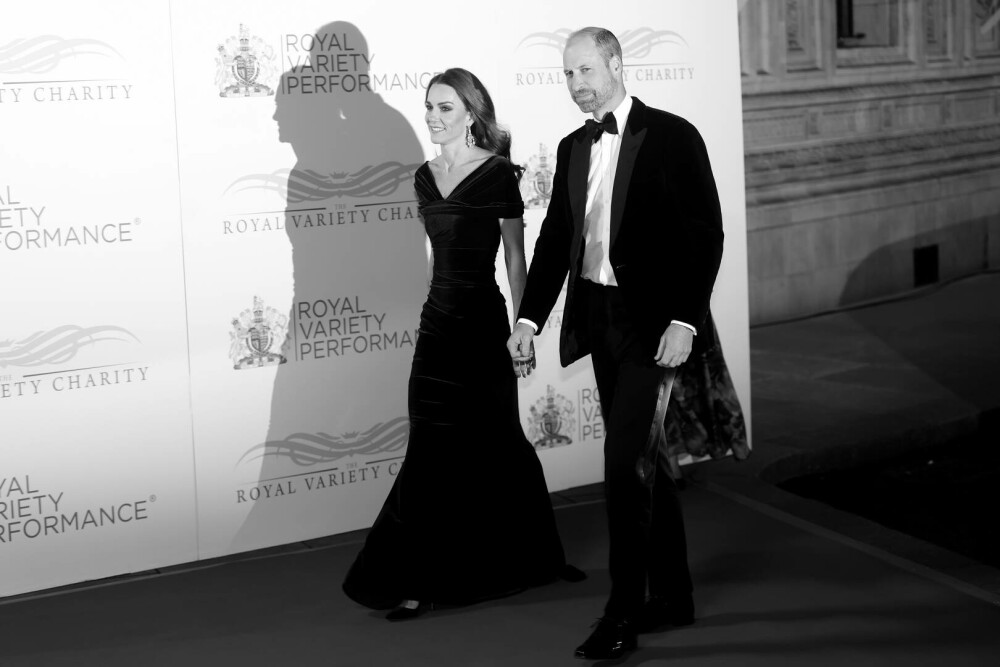 Prinţul William şi Prinţesa de Wales, apariţie elegantă la Royal Variety Performance, alături de Paddington Bear. FOTO - Imaginea 11