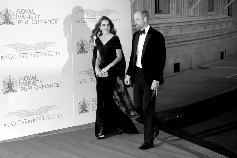 Prinţul William şi Prinţesa de Wales, apariţie elegantă la Royal Variety Performance, alături de Paddington Bear. FOTO - Imaginea 14