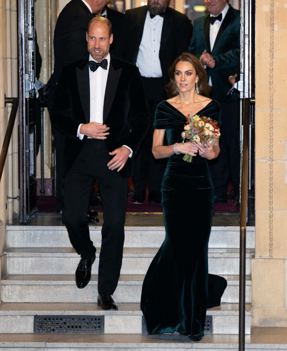 Prinţul William şi Prinţesa de Wales, apariţie elegantă la Royal Variety Performance, alături de Paddington Bear. FOTO - Imaginea 17