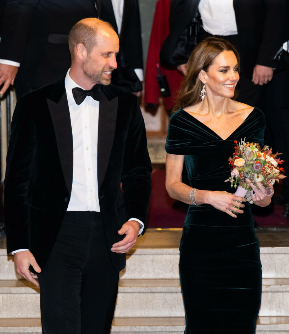 Prinţul William şi Prinţesa de Wales, apariţie elegantă la Royal Variety Performance, alături de Paddington Bear. FOTO - Imaginea 20