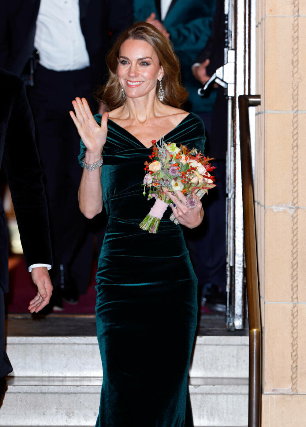 Prinţul William şi Prinţesa de Wales, apariţie elegantă la Royal Variety Performance, alături de Paddington Bear. FOTO - Imaginea 24