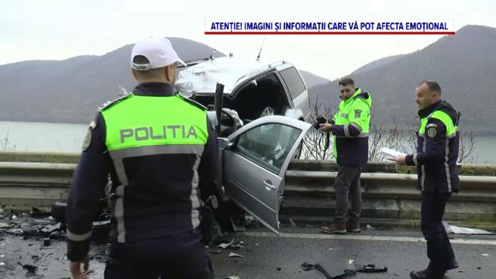 VIDEO. O șoferiță, cu doi copii în mașină, a intrat în plin într-un TIR, în Mehedinți. Momentul impactului terifiant - Imaginea 3