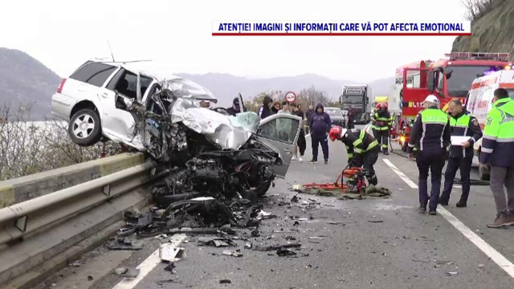 VIDEO. O șoferiță, cu doi copii în mașină, a intrat în plin într-un TIR, în Mehedinți. Momentul impactului terifiant - Imaginea 5