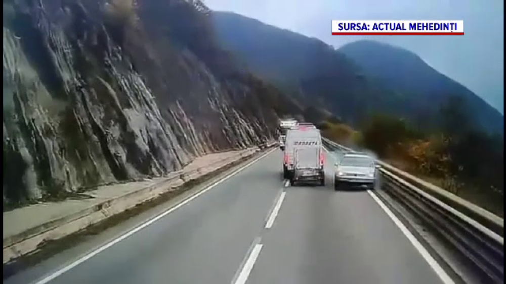 VIDEO. O șoferiță, cu doi copii în mașină, a intrat în plin într-un TIR, în Mehedinți. Momentul impactului terifiant - Imaginea 6