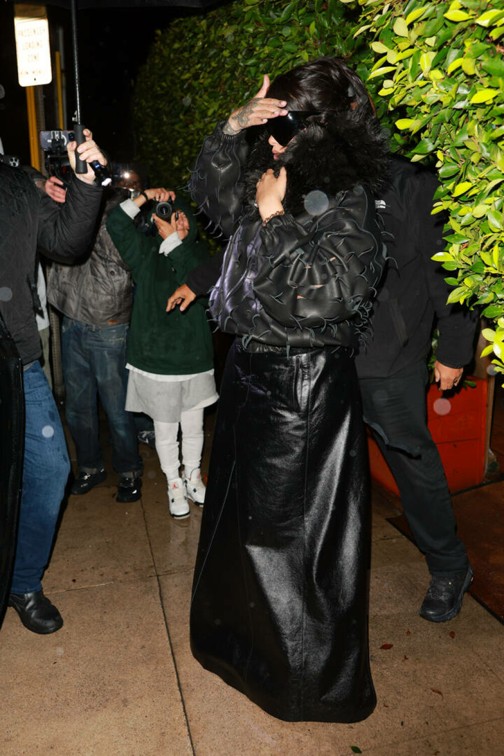 Rihanna, apariție îndrăzneață pe străzile din Los Angeles. Ce ținută a ales. GALERIE FOTO - Imaginea 1