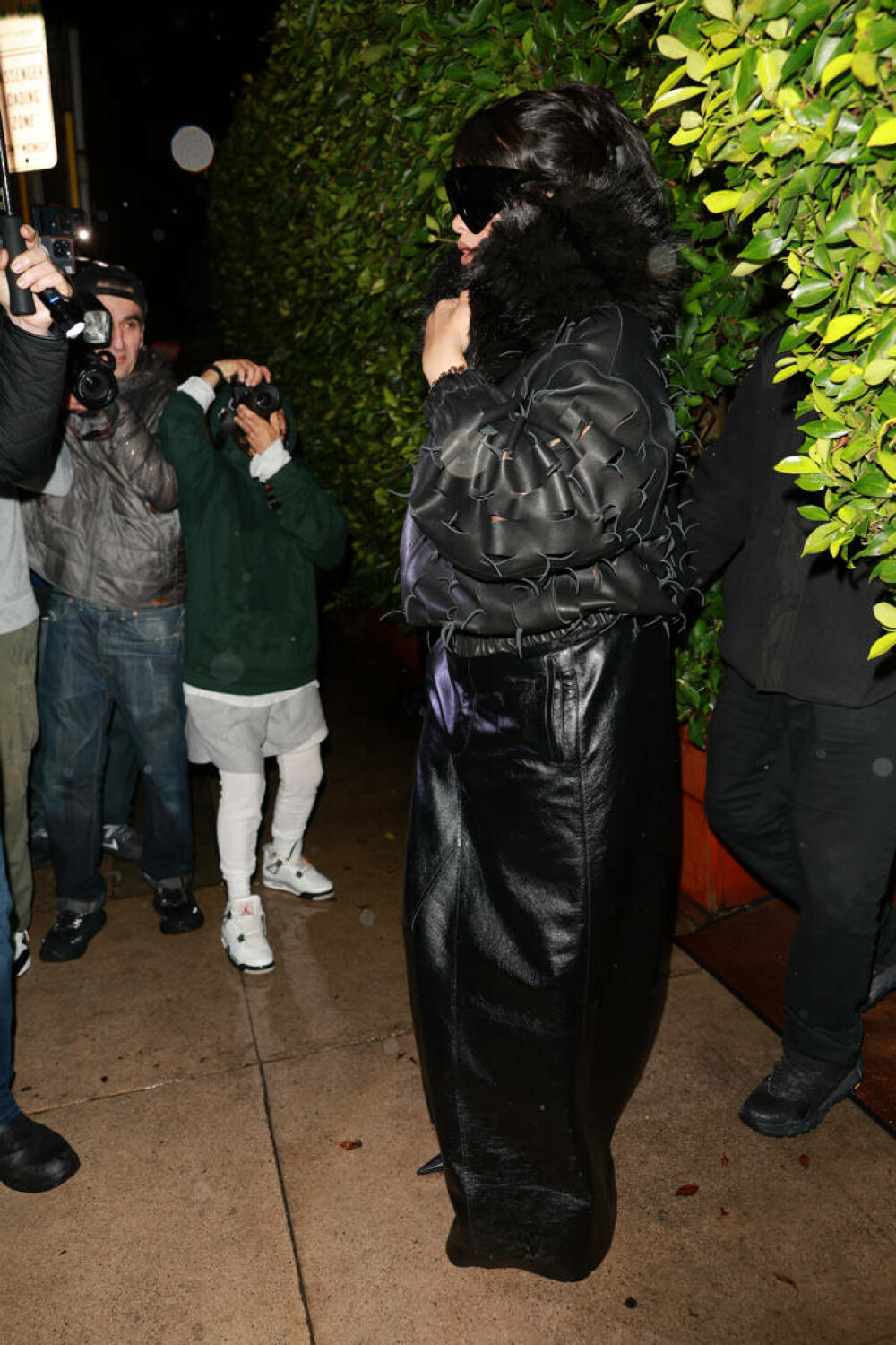 Rihanna, apariție îndrăzneață pe străzile din Los Angeles. Ce ținută a ales. GALERIE FOTO - Imaginea 6