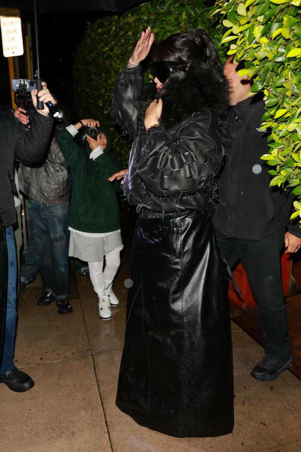 Rihanna, apariție îndrăzneață pe străzile din Los Angeles. Ce ținută a ales. GALERIE FOTO - Imaginea 7