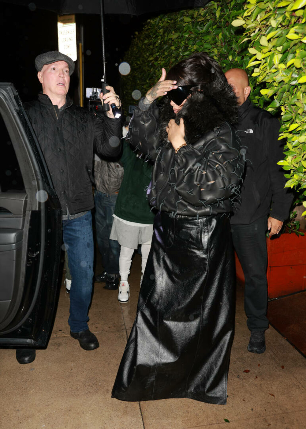 Rihanna, apariție îndrăzneață pe străzile din Los Angeles. Ce ținută a ales. GALERIE FOTO - Imaginea 8