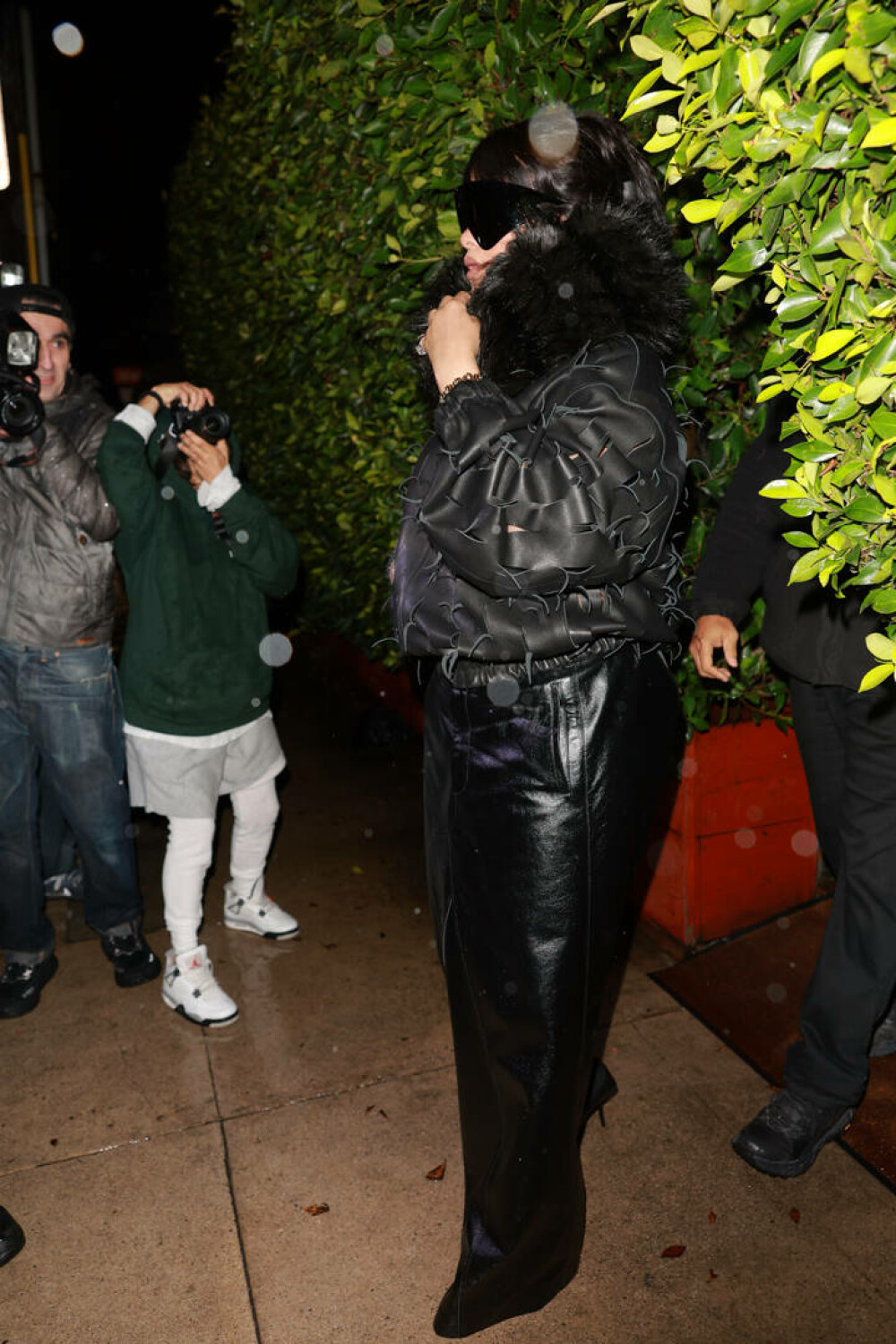 Rihanna, apariție îndrăzneață pe străzile din Los Angeles. Ce ținută a ales. GALERIE FOTO - Imaginea 10