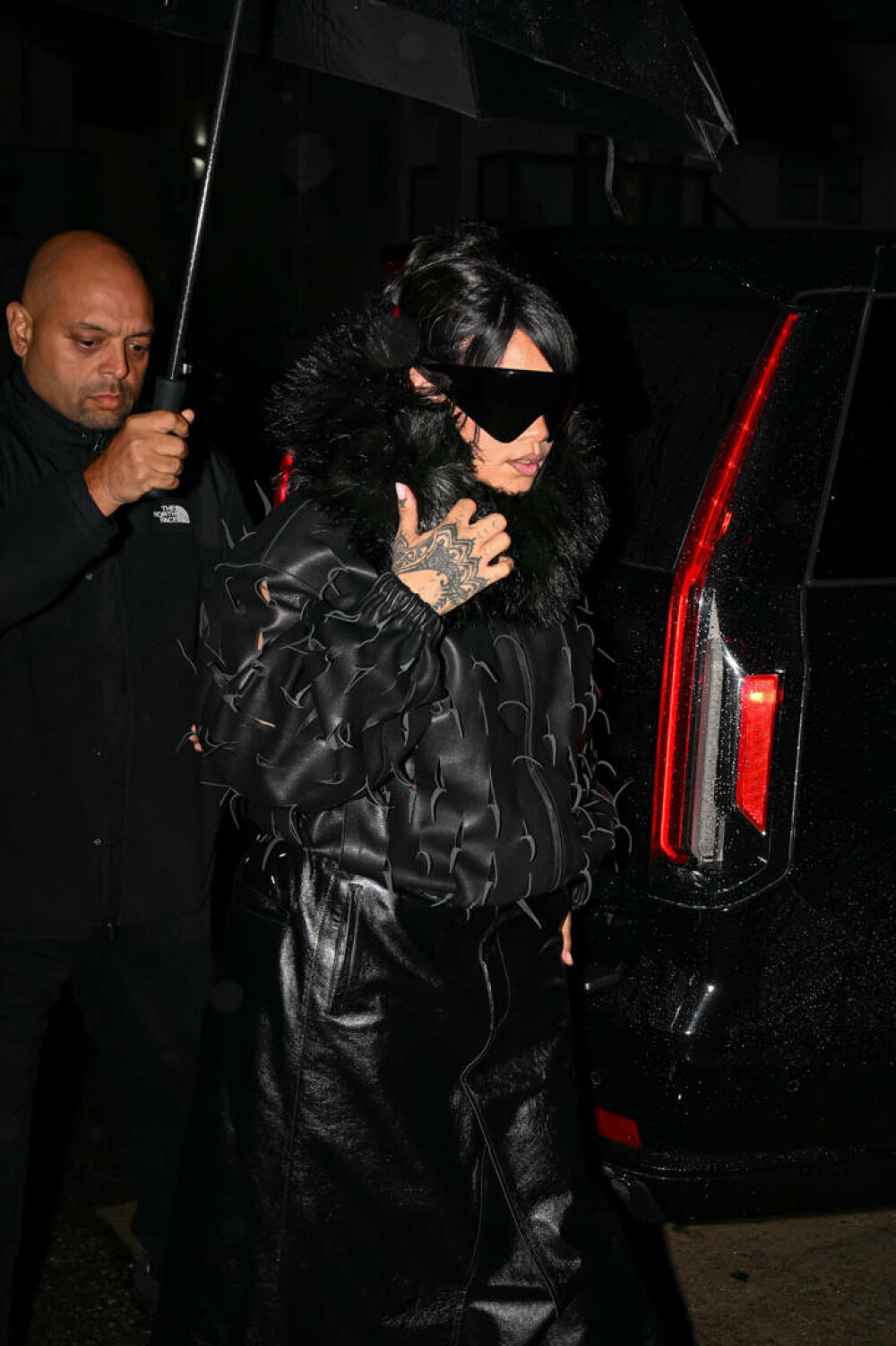 Rihanna, apariție îndrăzneață pe străzile din Los Angeles. Ce ținută a ales. GALERIE FOTO - Imaginea 13