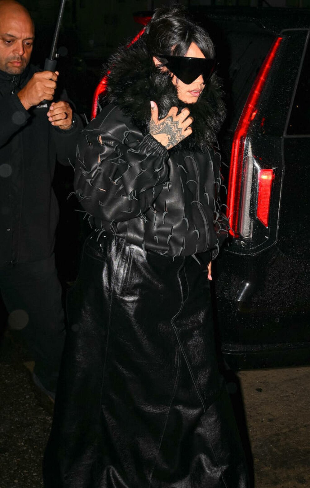 Rihanna, apariție îndrăzneață pe străzile din Los Angeles. Ce ținută a ales. GALERIE FOTO - Imaginea 16