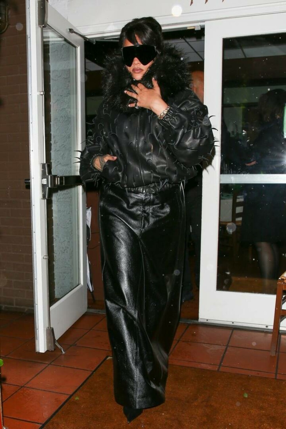 Rihanna, apariție îndrăzneață pe străzile din Los Angeles. Ce ținută a ales. GALERIE FOTO - Imaginea 18