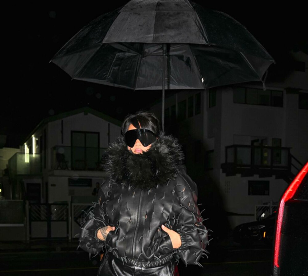 Rihanna, apariție îndrăzneață pe străzile din Los Angeles. Ce ținută a ales. GALERIE FOTO - Imaginea 19