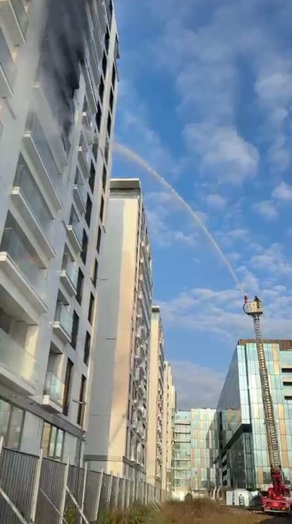 Incendiu puternic într-un bloc din Sectorul 5 din București. 17 persoane au ajuns la spital. Un bărbat este în stare gravă - Imaginea 2