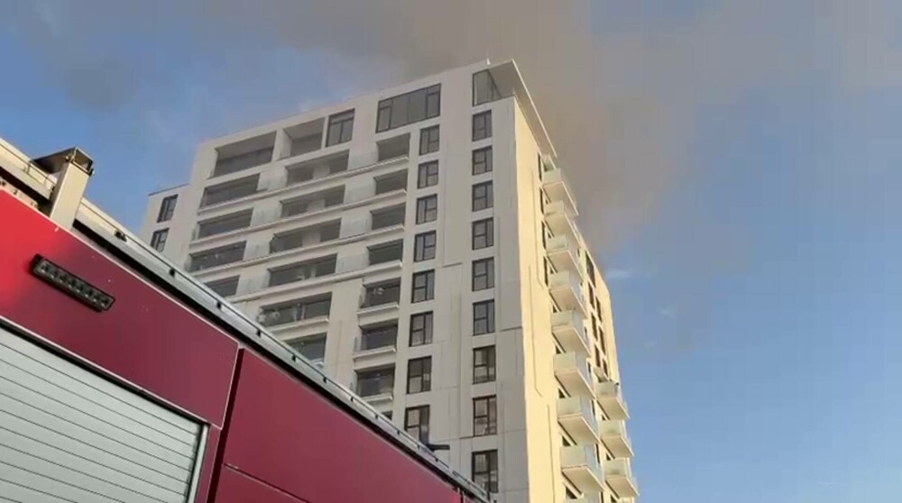 Incendiu puternic într-un bloc din Sectorul 5 din București. 17 persoane au ajuns la spital. Un bărbat este în stare gravă - Imaginea 1