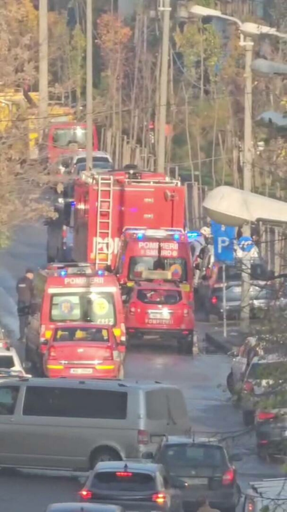 Incendiu puternic într-un bloc din Sectorul 5 din București. 17 persoane au ajuns la spital. Un bărbat este în stare gravă - Imaginea 3