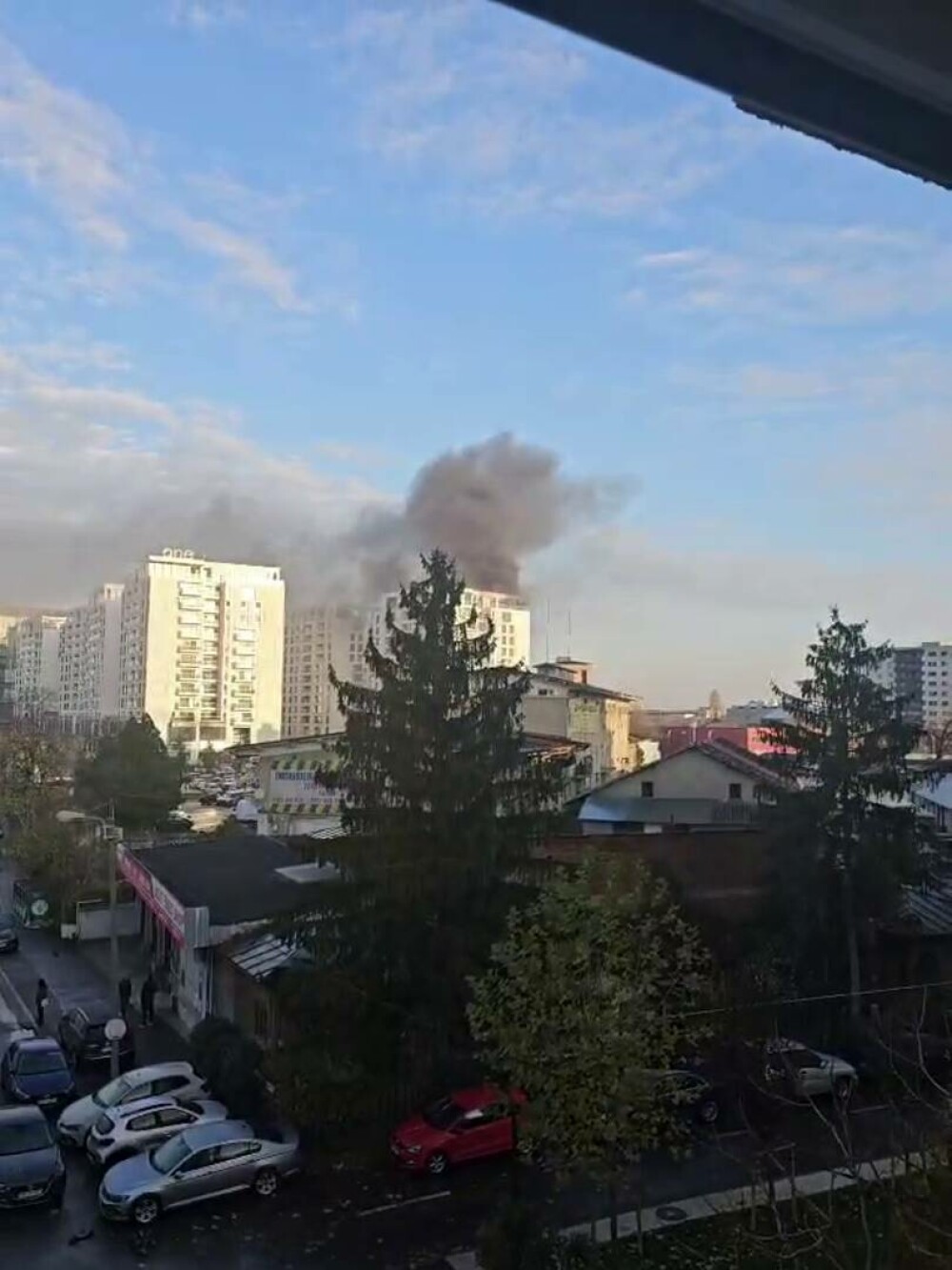 Incendiu puternic într-un bloc din Sectorul 5 din București. 17 persoane au ajuns la spital. Un bărbat este în stare gravă - Imaginea 4