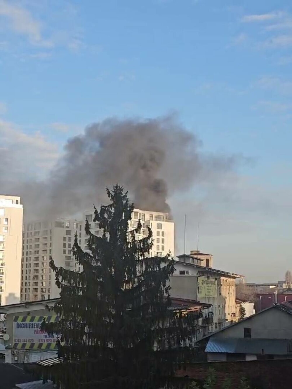 Incendiu puternic într-un bloc din Sectorul 5 din București. 17 persoane au ajuns la spital. Un bărbat este în stare gravă - Imaginea 5