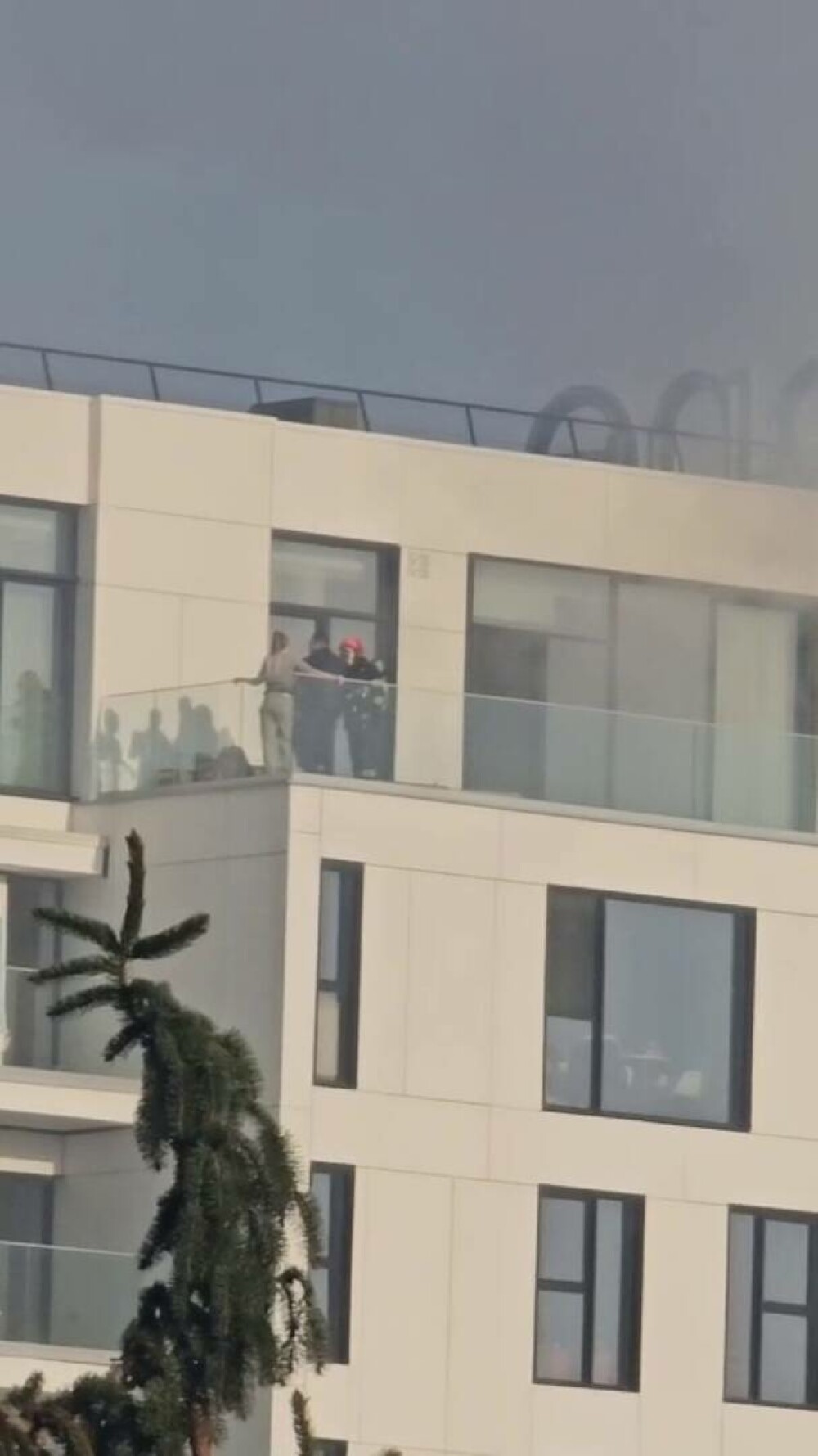 Incendiu puternic într-un bloc din Sectorul 5 din București. 17 persoane au ajuns la spital. Un bărbat este în stare gravă - Imaginea 6