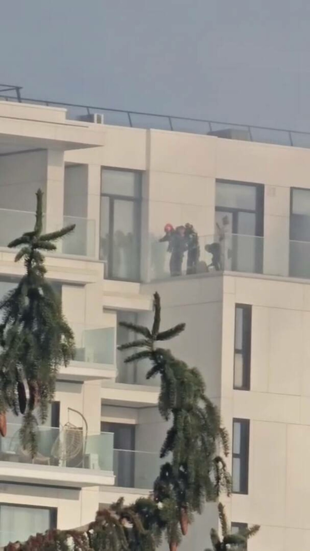 Incendiu puternic într-un bloc din Sectorul 5 din București. 17 persoane au ajuns la spital. Un bărbat este în stare gravă - Imaginea 7