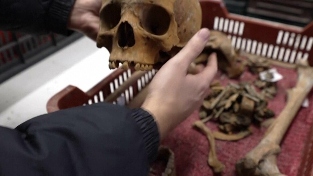 VIDEO. Iată ce au găsit cercetătorii într-un sarcofag vechi de câteva secole, aflat în Budapesta: ”Probabil au iubit-o mult” - Imaginea 1