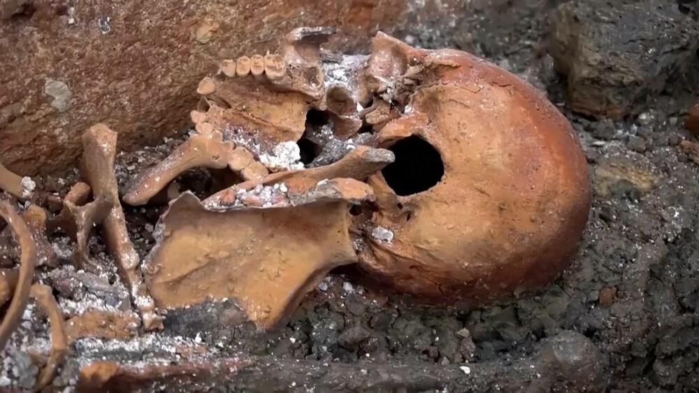 VIDEO. Iată ce au găsit cercetătorii într-un sarcofag vechi de câteva secole, aflat în Budapesta: ”Probabil au iubit-o mult” - Imaginea 2