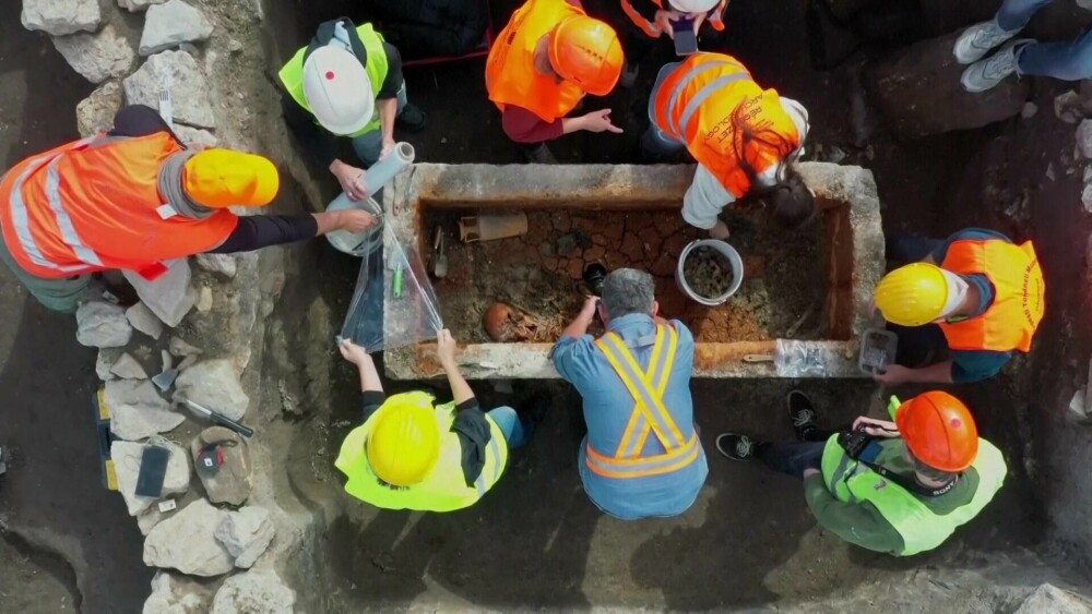 VIDEO. Iată ce au găsit cercetătorii într-un sarcofag vechi de câteva secole, aflat în Budapesta: ”Probabil au iubit-o mult” - Imaginea 3