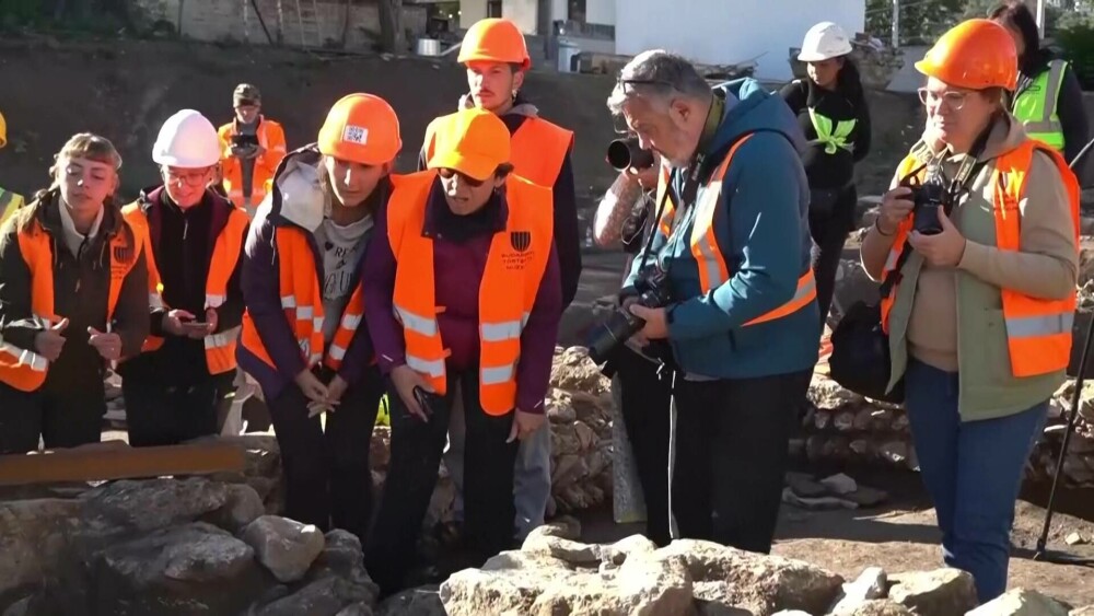 VIDEO. Iată ce au găsit cercetătorii într-un sarcofag vechi de câteva secole, aflat în Budapesta: ”Probabil au iubit-o mult” - Imaginea 4