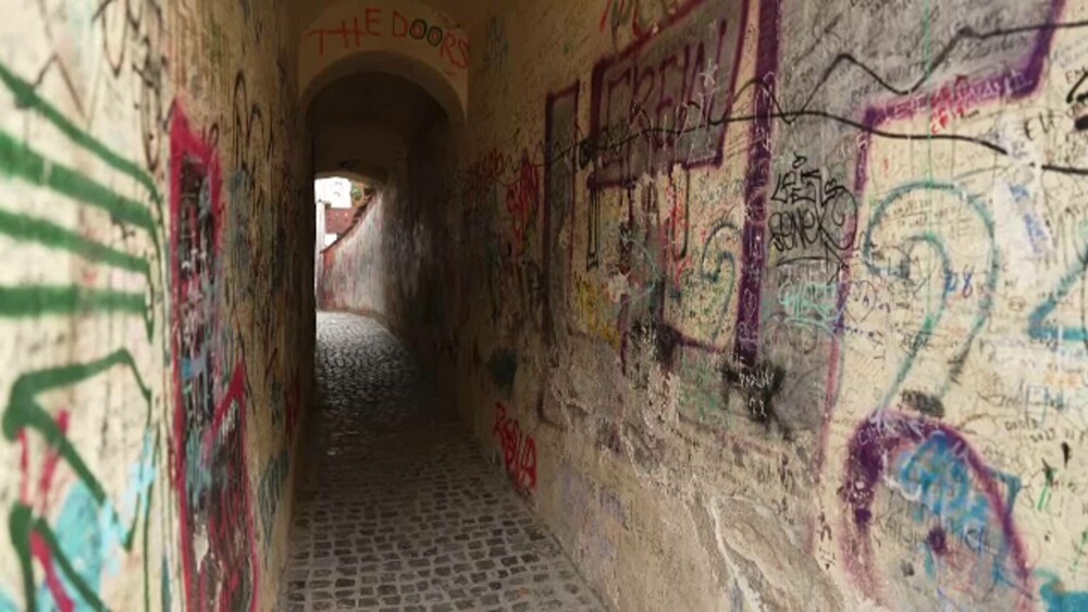 Reacția unui turist străin în Brașov, când a aflat că nu poate vizita Strada Sforii: „Sunt aici doar o zi” - Imaginea 4