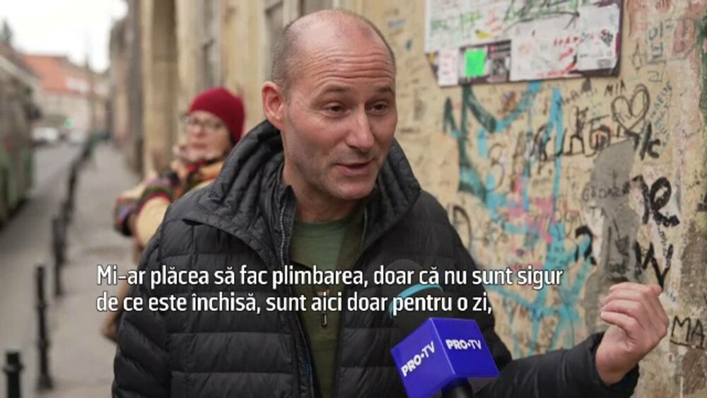 Reacția unui turist străin în Brașov, când a aflat că nu poate vizita Strada Sforii: „Sunt aici doar o zi” - Imaginea 1