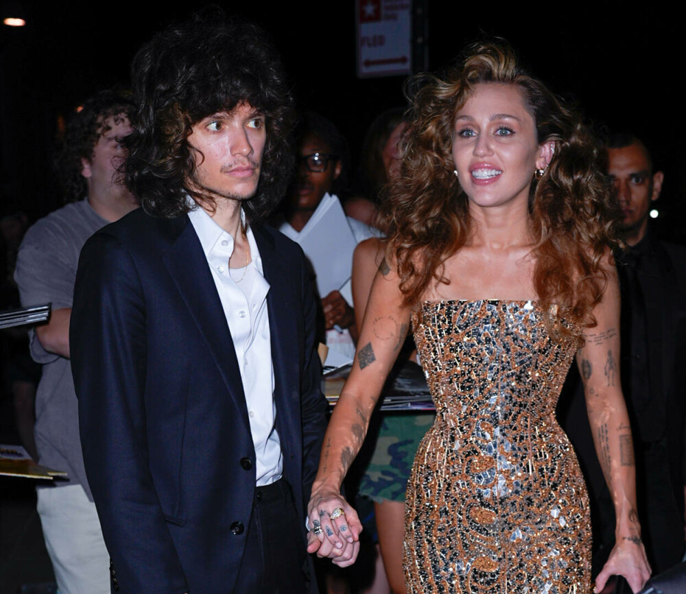 Miley Cyrus și-a etalat inelul de logodnă la premiera unui film. Artista a strălucit alături de iubitul ei. GALERIE FOTO - Imaginea 29