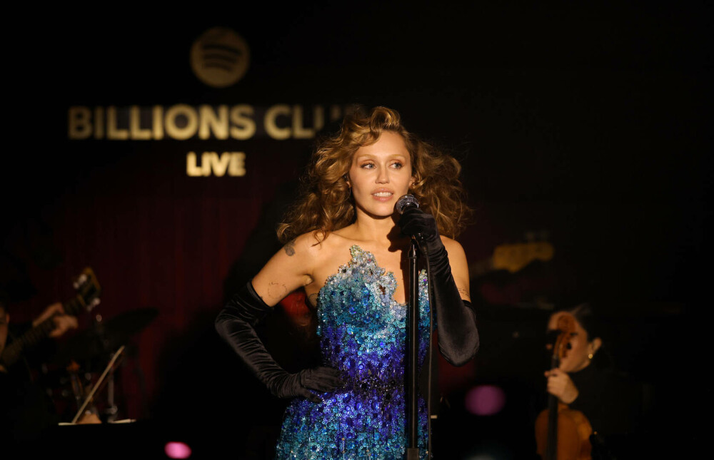 Miley Cyrus și-a etalat inelul de logodnă la premiera unui film. Artista a strălucit alături de iubitul ei. GALERIE FOTO - Imaginea 27