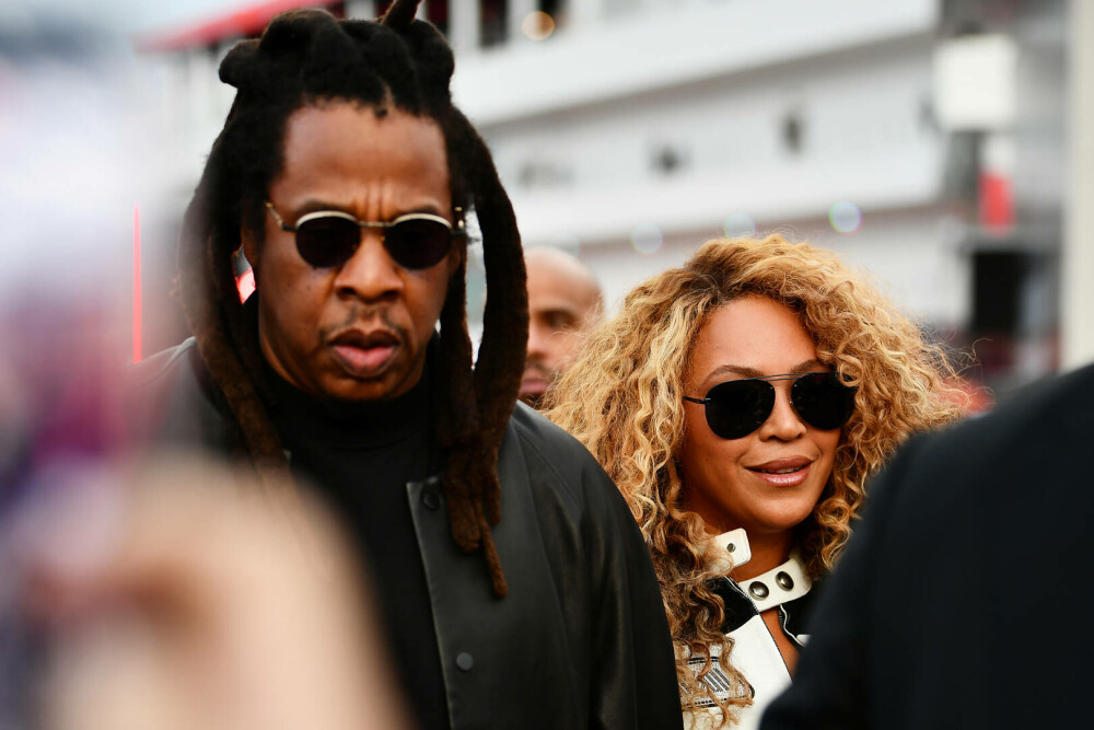 Beyoncé, apariție spectaculoasă la Formula 1 Las Vegas. Artista a purtat un costum de curse creat special pentru ea. FOTO - Imaginea 1