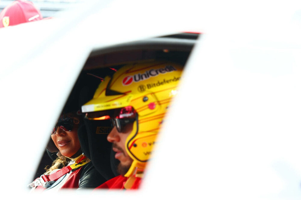 Beyoncé, apariție spectaculoasă la Formula 1 Las Vegas. Artista a purtat un costum de curse creat special pentru ea. FOTO - Imaginea 2