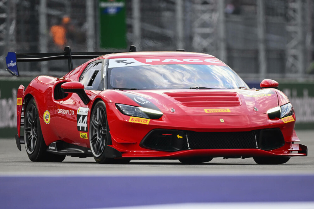 Beyoncé, apariție spectaculoasă la Formula 1 Las Vegas. Artista a purtat un costum de curse creat special pentru ea. FOTO - Imaginea 3