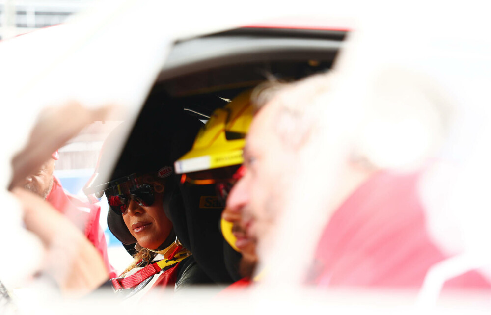 Beyoncé, apariție spectaculoasă la Formula 1 Las Vegas. Artista a purtat un costum de curse creat special pentru ea. FOTO - Imaginea 5