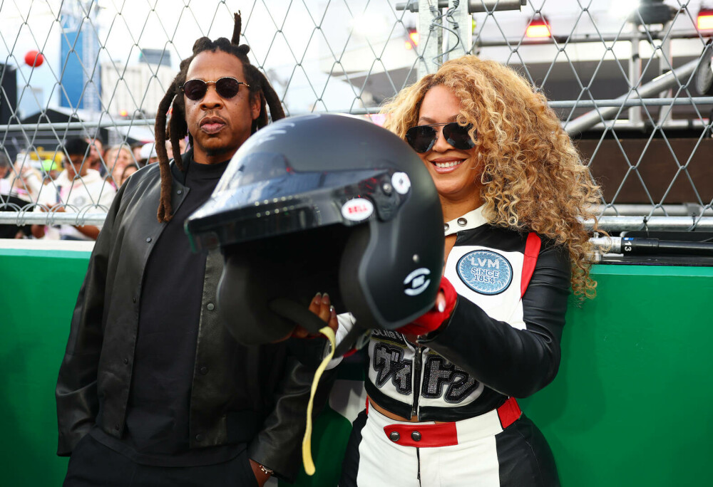 Beyoncé, apariție spectaculoasă la Formula 1 Las Vegas. Artista a purtat un costum de curse creat special pentru ea. FOTO - Imaginea 6