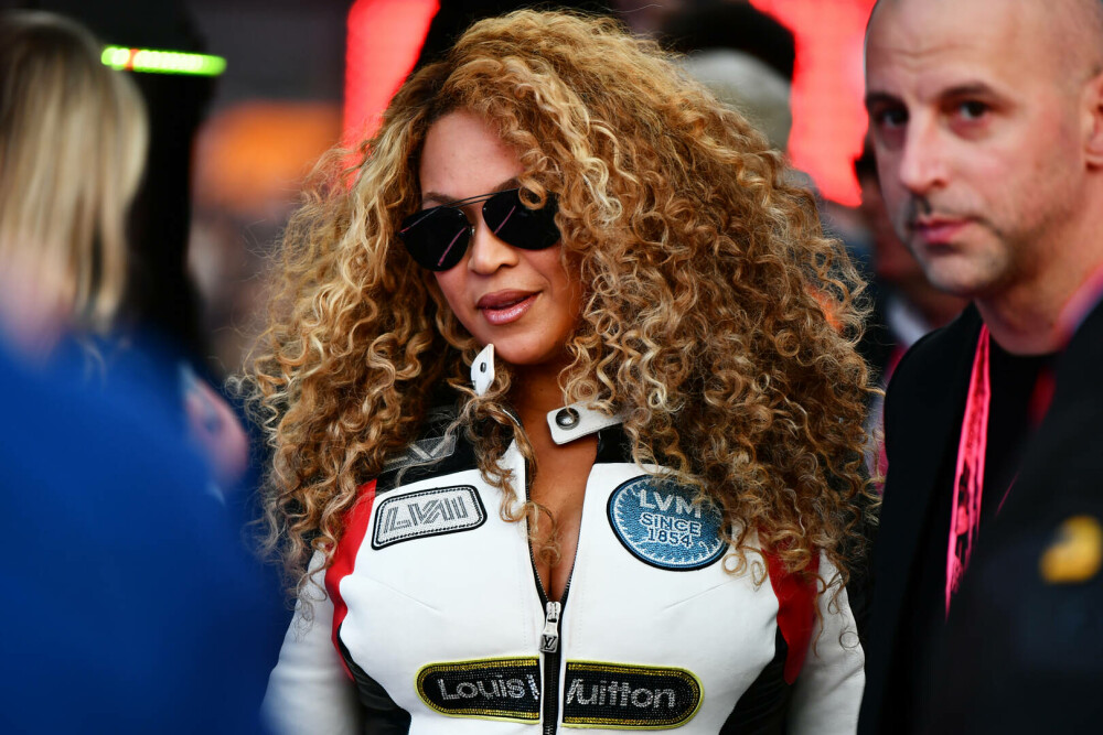 Beyoncé, apariție spectaculoasă la Formula 1 Las Vegas. Artista a purtat un costum de curse creat special pentru ea. FOTO - Imaginea 7