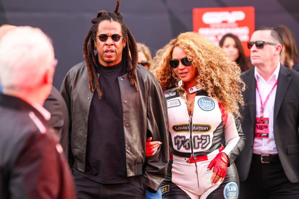 Beyoncé, apariție spectaculoasă la Formula 1 Las Vegas. Artista a purtat un costum de curse creat special pentru ea. FOTO - Imaginea 8