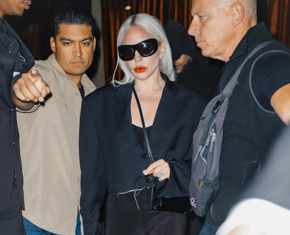 Lady Gaga, plină de eleganță pe străzile din Paris. Ținuta cu care a atras toate privirile. GALERIE FOTO - Imaginea 1